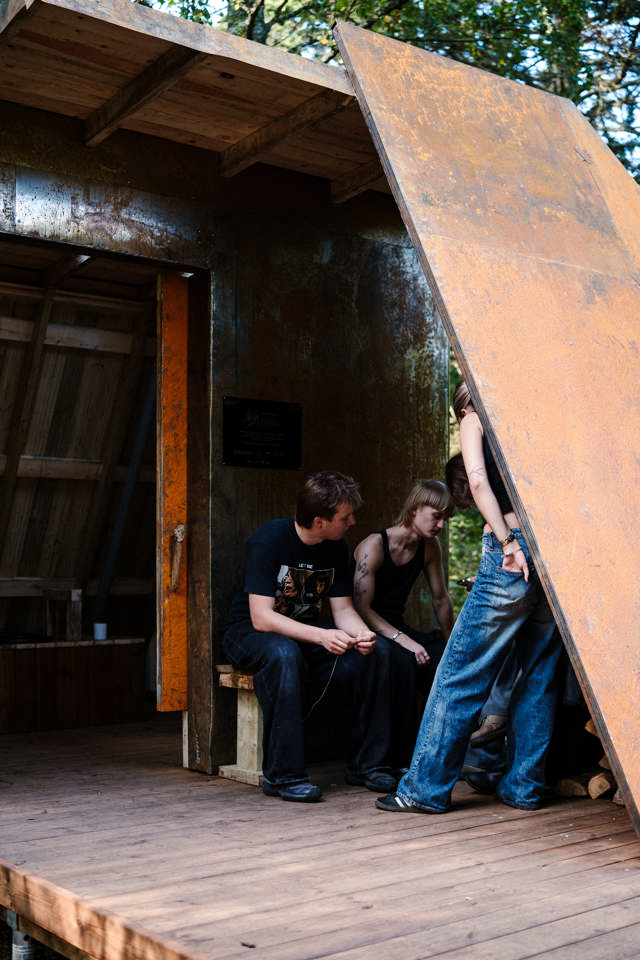 EKA sisearhitektuuri õppekava tudengid said palju väärt teadmisi ja kogemust Julla välikäimla ehitamisel.