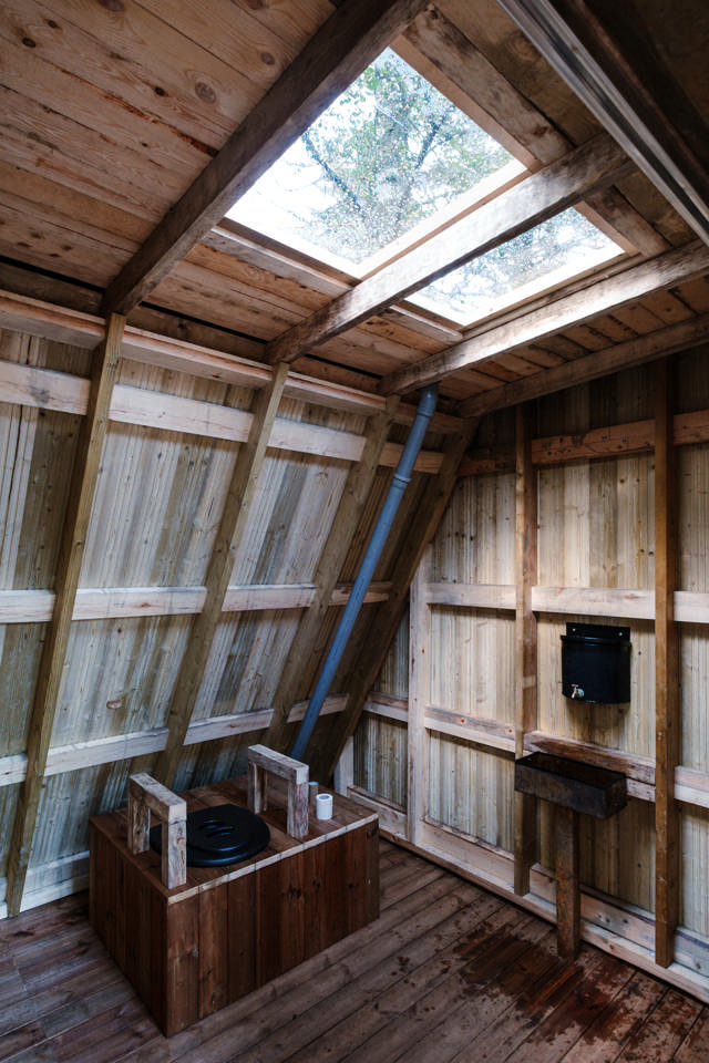 Julla välikäimla vaade seest. Välikäimla on varustatud katuseaknaga, mis annab loomulikku valgust.