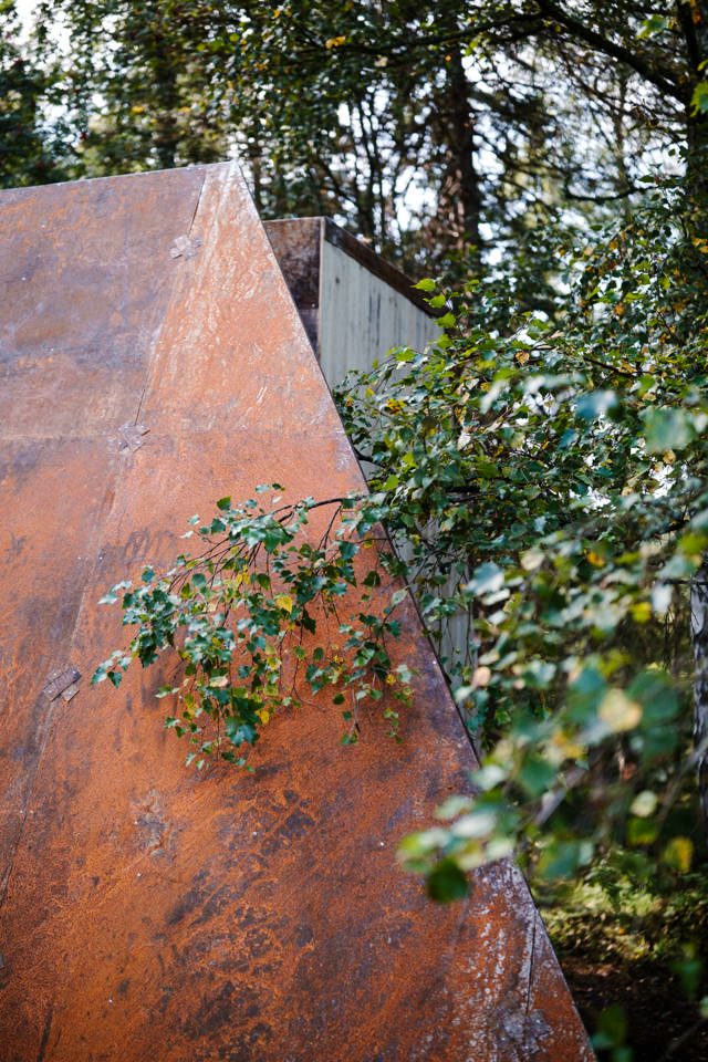 Juminda poolsaarele ehitatud välikäimla katus