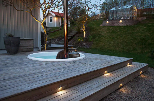 kümblustünniga valgustatud terrass