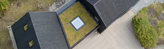 Skats no augšas uz māju ražotāja Bitus ražoto māju ar terasi