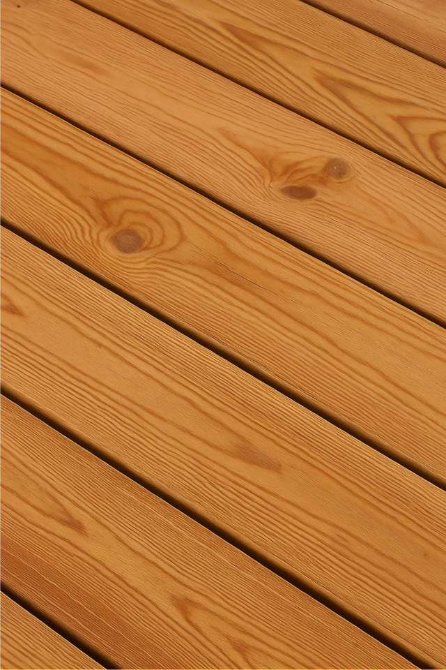 Ett trädäck i flera nivåer gjord av furu.