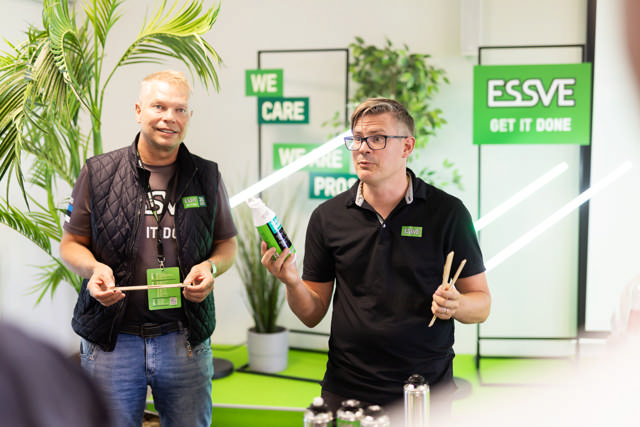 ESSVE anställda presenterar lim